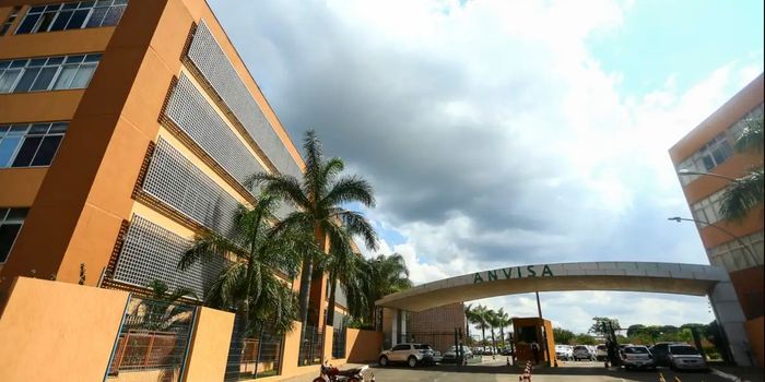 Anvisa determina apreensão de lotes falsificados do Mounjaro e proíbe venda de produtos sem registro em todo o país.