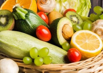 Estudo indica que comer um abacate por dia reduz o colesterol LDL e pode beneficiar a saúde cardiovascular.