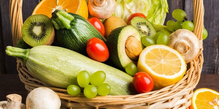 Estudo indica que comer um abacate por dia reduz o colesterol LDL e pode beneficiar a saúde cardiovascular.