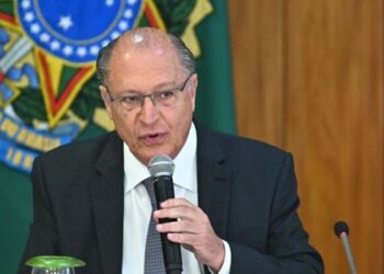 Vice-presidente Geraldo Alckmin reafirma negociações com os EUA e defende abertura de novos mercados após tarifa sobre exportações brasileiras.