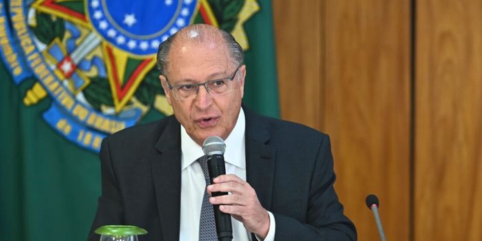 Vice-presidente Geraldo Alckmin reafirma negociações com os EUA e defende abertura de novos mercados após tarifa sobre exportações brasileiras.