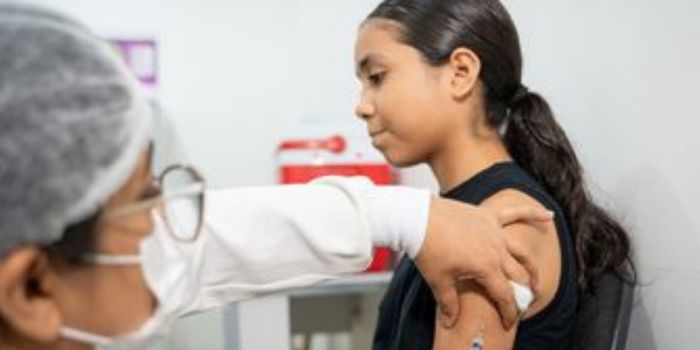 Vacinação contra HPV para adolescentes e jovens de 15 a 19 anos foi prorrogada até 31 de dezembro. Medida amplia proteção contra infecções e cânceres associados ao vírus.
