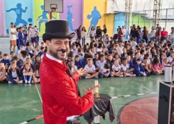 Show de mágica anima retorno às aulas na Emef Adevalni Sysesmundo Ferreira de Azevedo, em Vitória, fortalecendo o acolhimento escolar.