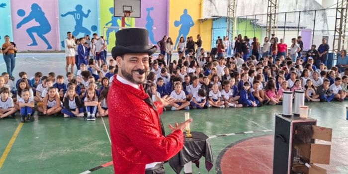 Show de mágica anima retorno às aulas na Emef Adevalni Sysesmundo Ferreira de Azevedo, em Vitória, fortalecendo o acolhimento escolar.