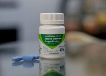 Pesquisa internacional aponta que acesso à PrEP ainda limita a prevenção ao HIV no Brasil, apesar do alto nível de conhecimento.
