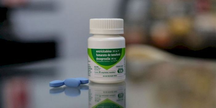 Pesquisa internacional aponta que acesso à PrEP ainda limita a prevenção ao HIV no Brasil, apesar do alto nível de conhecimento.