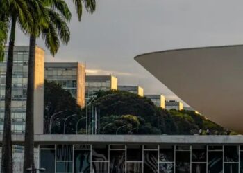 Flávio Dino determina que Congresso apresente ao STF matriz de responsabilidades para controle das emendas parlamentares.