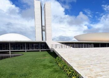 Congresso volta aos trabalhos com análise de 32 medidas provisórias sobre economia, INSS, combustíveis, transporte e crédito.