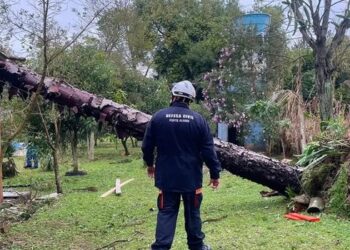 Tempestade em Eldorado do Sul deixa 720 desabrigados e provoca estado de emergência. Defesa Civil alerta para novas chuvas no RS.