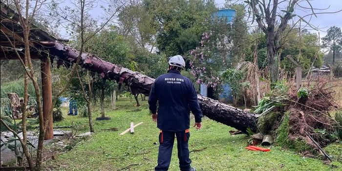 Tempestade em Eldorado do Sul deixa 720 desabrigados e provoca estado de emergência. Defesa Civil alerta para novas chuvas no RS.