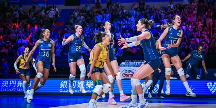 Brasil vence a Itália por 3 sets a 2 e enfrenta a Turquia na final da Liga das Nações Feminina de Vôlei em busca do título inédito.
