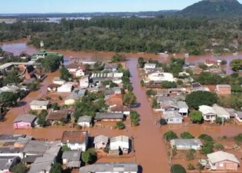 Chuvas no Rio Grande do Sul já afetam quase 60 mil pessoas. Defesa Civil mantém alerta para inundações e tempestades até terça-feira.