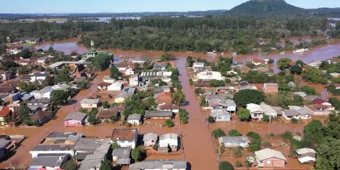 Chuvas no Rio Grande do Sul já afetam quase 60 mil pessoas. Defesa Civil mantém alerta para inundações e tempestades até terça-feira.