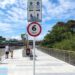 Prefeitura instala 24 placas no Canal de Camburi para organizar a circulação de ciclistas e pedestres e aumentar a segurança no espaço.