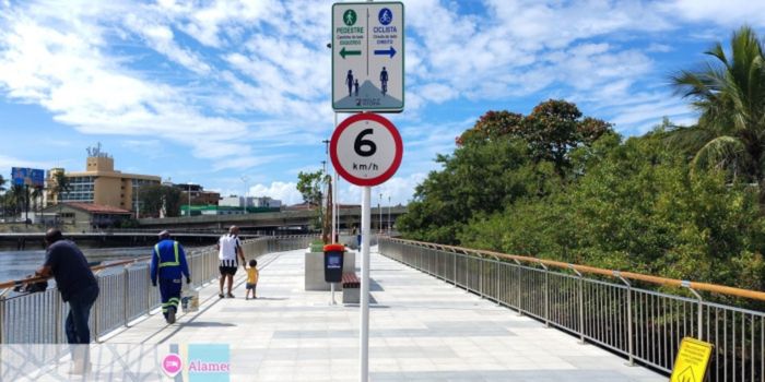 Prefeitura instala 24 placas no Canal de Camburi para organizar a circulação de ciclistas e pedestres e aumentar a segurança no espaço.