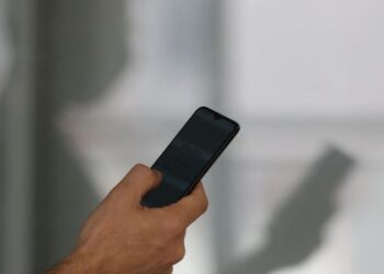 Receita Federal lança o Receita Atende, novo canal digital que começa a substituir o Fale Conosco e unificará o atendimento a contribuintes e empresas.