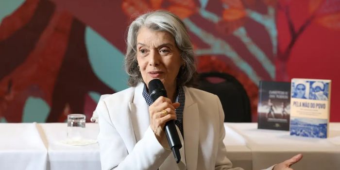 Cármen Lúcia lança livro na Flip, defende a democracia participativa e reafirma a segurança das urnas eletrônicas.