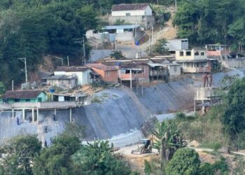 Governo do ES investe em contenção de encosta na Rua São Salvador para proteger moradores em área de alto risco.