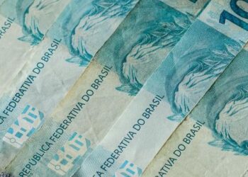 FGV informa alta de 0,7% do PIB em maio. Consumo das famílias impulsiona economia, enquanto exportações e indústria mostram desaceleração.