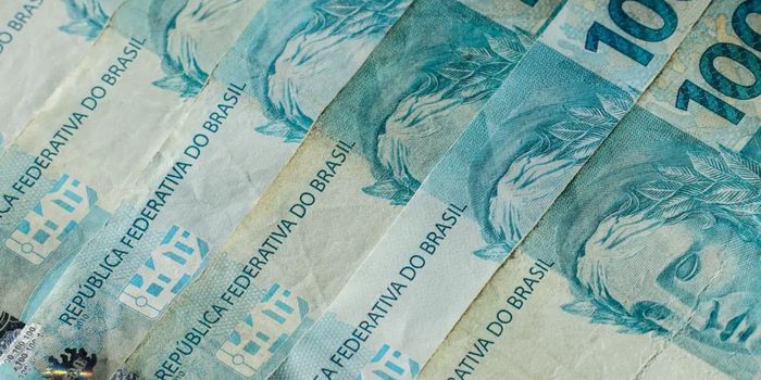FGV informa alta de 0,7% do PIB em maio. Consumo das famílias impulsiona economia, enquanto exportações e indústria mostram desaceleração.