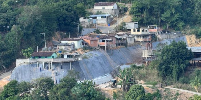 Governo do ES investe em contenção de encosta na Rua São Salvador para proteger moradores em área de alto risco.