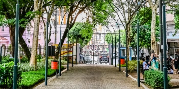 Prefeitura de Vitória inicia obras da Praça Inclusiva Viver Vitória no Parque Moscoso, com entrega prevista para setembro.
