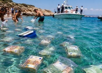 Autoridades investigam origem de quase 700 mil euros encontrados por banhistas no litoral da Sicília, na Itália.