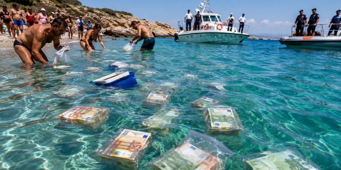 Autoridades investigam origem de quase 700 mil euros encontrados por banhistas no litoral da Sicília, na Itália.