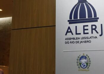 Projeto da tornozeleira rosa avança na Alerj após aprovação na CCJ. Medida mira agressores de mulheres em casos de violência doméstica, assédio e perseguição.