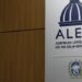 Projeto da tornozeleira rosa avança na Alerj após aprovação na CCJ. Medida mira agressores de mulheres em casos de violência doméstica, assédio e perseguição.