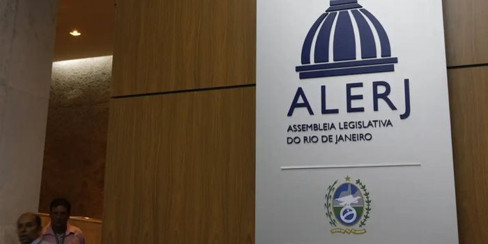Projeto da tornozeleira rosa avança na Alerj após aprovação na CCJ. Medida mira agressores de mulheres em casos de violência doméstica, assédio e perseguição.