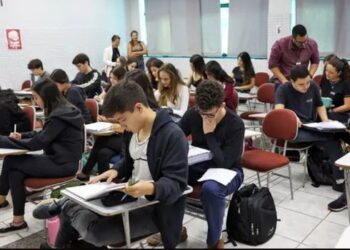 Senado aprova inclusão da educação financeira na LDB para fortalecer o ensino de finanças nas escolas brasileiras.