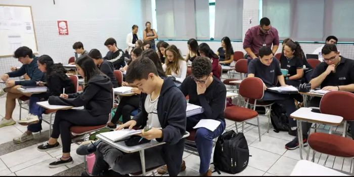 Senado aprova inclusão da educação financeira na LDB para fortalecer o ensino de finanças nas escolas brasileiras.