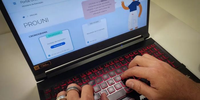 Candidatos do Prouni 2026 devem apresentar documentos até 24 de julho. Programa oferece mais de 471 mil bolsas em instituições privadas.