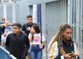 Prazo para inscrição no Prouni 2026 termina neste domingo. Programa oferece mais de 471 mil bolsas integrais e parciais em faculdades privadas.