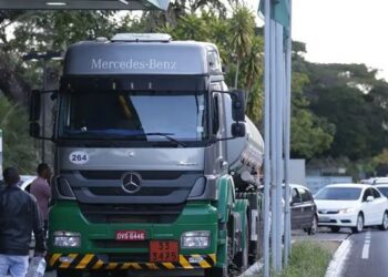 Senado aprova MP que reforça fiscalização do piso mínimo do frete, amplia sanções e atualiza regras do transporte rodoviário.