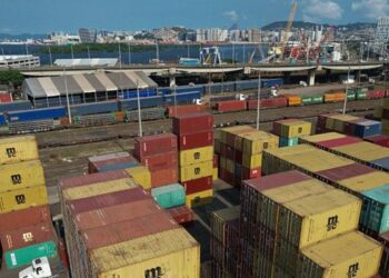 Brasil classifica possível tarifa dos EUA como injusta e mantém negociações com Washington antes da decisão sobre medidas comerciais.