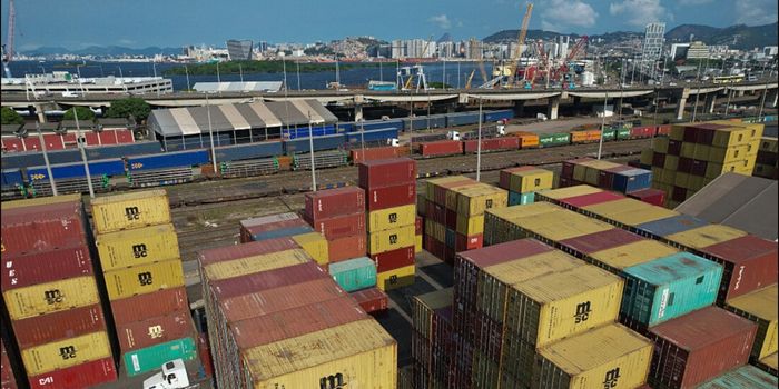 Brasil classifica possível tarifa dos EUA como injusta e mantém negociações com Washington antes da decisão sobre medidas comerciais.
