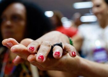 Nova lei obriga a divulgação do Ligue 180 para ampliar o acesso de mulheres em situação de violência aos serviços de orientação e denúncia.