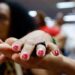 Nova lei obriga a divulgação do Ligue 180 para ampliar o acesso de mulheres em situação de violência aos serviços de orientação e denúncia.