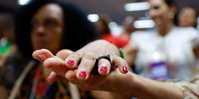 Nova lei obriga a divulgação do Ligue 180 para ampliar o acesso de mulheres em situação de violência aos serviços de orientação e denúncia.