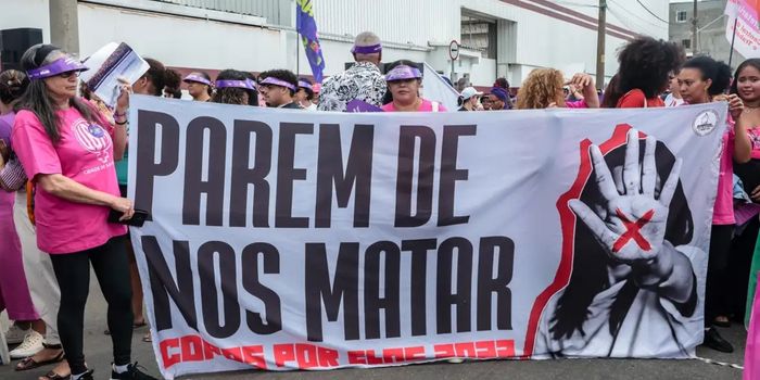 Decreto cria Programa Alerta Mulher Segura para monitorar agressores e ampliar a proteção de vítimas de violência doméstica em todo o Brasil.