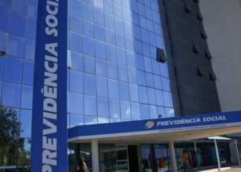 A fila de pedidos do INSS caiu para 1,8 milhão em junho, o menor volume dos últimos 21 meses. Instituto reforça equipes e reduz tempo de análise dos benefícios.