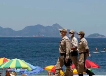 Prefeitura do Rio lança Tolerância Zero na orla com fiscalização diária em Copacabana, Ipanema, Leblon e Leme para combater comércio irregular.