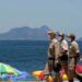 Prefeitura do Rio lança Tolerância Zero na orla com fiscalização diária em Copacabana, Ipanema, Leblon e Leme para combater comércio irregular.