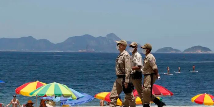 Prefeitura do Rio lança Tolerância Zero na orla com fiscalização diária em Copacabana, Ipanema, Leblon e Leme para combater comércio irregular.