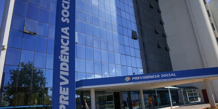 A fila de pedidos do INSS caiu para 1,8 milhão em junho, o menor volume dos últimos 21 meses. Instituto reforça equipes e reduz tempo de análise dos benefícios.