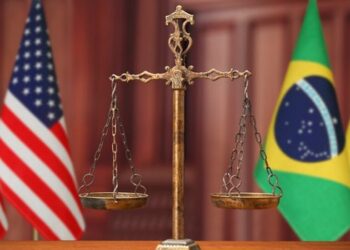 EUA realizam audiência pública para discutir tarifas adicionais sobre produtos brasileiros. Investigação envolve Pix, etanol, propriedade intelectual, desmatamento e pode resultar em sobretaxas de até 25%.