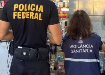 Uma farmácia de Vitória foi interditada durante operação da Polícia Federal e da Vigilância Sanitária após a identificação de medicamentos vencidos, venda irregular de controlados e outras infrações.