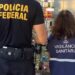 Uma farmácia de Vitória foi interditada durante operação da Polícia Federal e da Vigilância Sanitária após a identificação de medicamentos vencidos, venda irregular de controlados e outras infrações.